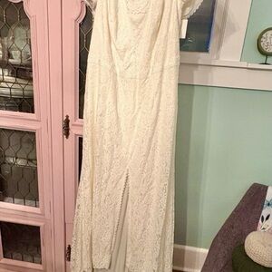 New With Tags Galina Woman Size 22W Lace Wedding Dress Front Slit w/cap Sleeves